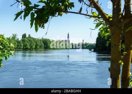 Gstüt Westufer mit der Straubinger Skyline. In Niederbayern Deutschland. Stockfoto