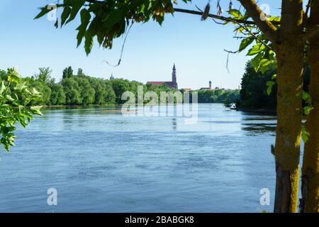 Gstüt Westufer mit der Straubinger Skyline. In Niederbayern Deutschland. Stockfoto
