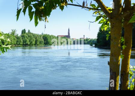 Gstüt Westufer mit der Straubinger Skyline. In Niederbayern Deutschland. Stockfoto