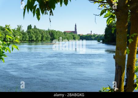 Gstüt Westufer mit der Straubinger Skyline. In Niederbayern Deutschland. Stockfoto