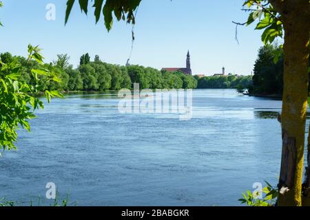 Gstüt Westufer mit der Straubinger Skyline. In Niederbayern Deutschland. Stockfoto