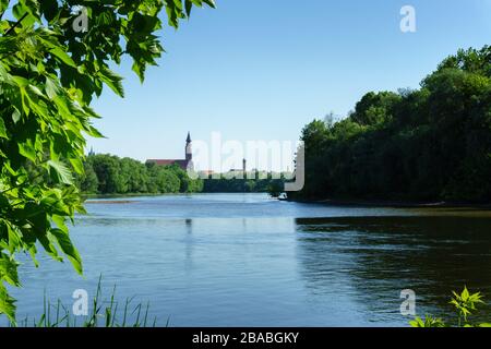 Gstüt Westufer mit der Straubinger Skyline. In Niederbayern Deutschland. Stockfoto