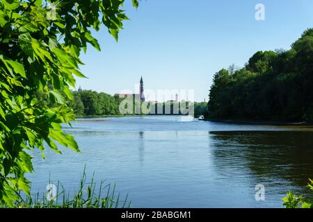 Gstüt Westufer mit der Straubinger Skyline. In Niederbayern Deutschland. Stockfoto