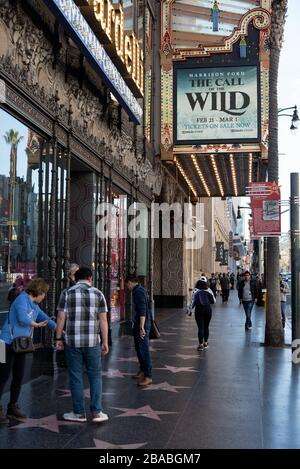 HOLLYWOOD, CA/USA - 27. JANUAR 2020: Touristen vor dem El Capitan Theatre auf dem Hollywood Walk of Fame Stockfoto