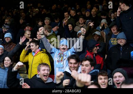 Die Fans von Coventry City feiern nach dem ersten Tor von Callum O'Hare Stockfoto