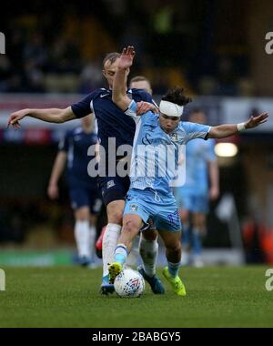 Callum O'Hare und Southend von Coventry City haben Sam Barratt in Aktion gebracht Stockfoto