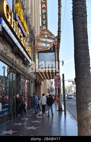 HOLLYWOOD, CA/USA - 27. JANUAR 2020: Touristen auf dem Hollywood Walk of Fame des El Capitan Theatre und des Disney Store Stockfoto