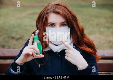 Coronavirus, Grippevirus und Pandemia-Prävention mit Händedesinfektionsgel und Maske in den Händen von Womanen. Stockfoto