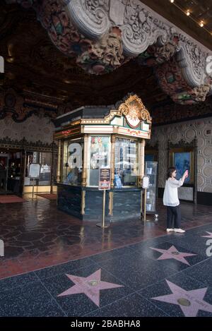 HOLLYWOOD, CA/USA - 27. JANUAR 2020: Ticketstand im El Capitan Theatre auf dem Hollywood Walk of Fame Stockfoto