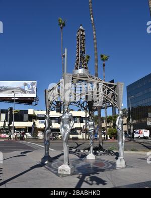 HOLLYWOOD, CA/USA - 27. JANUAR 2020: Die vier Damen von Hollywood Gazebo am westlichen Eingang zum Walk of Fame Stockfoto