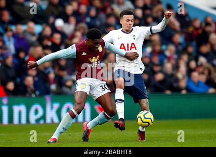 Die DELE Alli (rechts) von Tottenham Hotspur und der Kortney Hause von Aston Villa kämpfen um den Ball Stockfoto