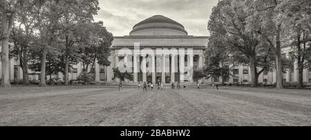 Blick auf das großartige Gebäude und den Park in Cambridge, Massachusetts, USA Stockfoto