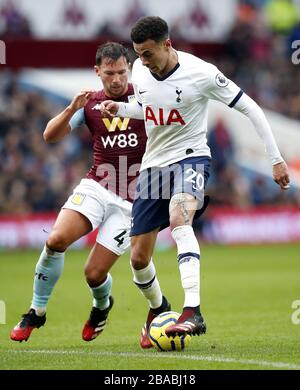 Die DELE Alli von Tottenham Hotspur (rechts) und Danny Trinkwater von Aston Villa kämpfen um den Ball Stockfoto