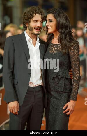 Spanische Schauspieler Yon Gonzalez und Blanca Romero posiert für die Fotografen auf dem orangefarbenen Teppich für die TV-Serie Bajo Sospecha während des 6 vorhanden Stockfoto