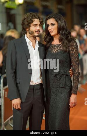 Spanische Schauspieler Yon Gonzalez und Blanca Romero posiert für die Fotografen auf dem orangefarbenen Teppich für die TV-Serie Bajo Sospecha während des 6 vorhanden Stockfoto