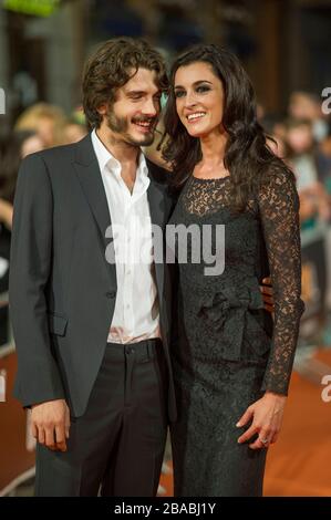 Spanische Schauspieler Yon Gonzalez und Blanca Romero posiert für die Fotografen auf dem orangefarbenen Teppich für die TV-Serie Bajo Sospecha während des 6 vorhanden Stockfoto
