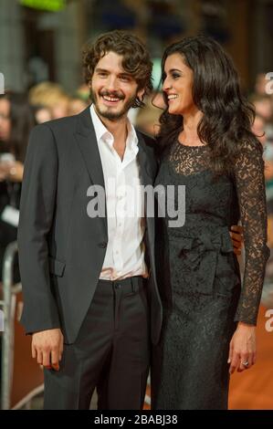 Spanische Schauspieler Yon Gonzalez und Blanca Romero posiert für die Fotografen auf dem orangefarbenen Teppich für die TV-Serie Bajo Sospecha während des 6 vorhanden Stockfoto
