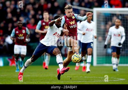 Aston Vills Kampf um den Ball um Jack Grealish (rechts) und Tottenham Hotspur um Serge Aurier Stockfoto