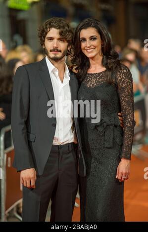 Spanische Schauspieler Yon Gonzalez und Blanca Romero posiert für die Fotografen auf dem orangefarbenen Teppich für die TV-Serie Bajo Sospecha während des 6 vorhanden Stockfoto