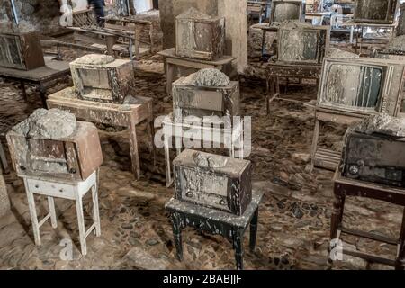 Im Vostell Malpartida Museum in Los Barruecos, in der Nähe von Caceres, Spanien, sind Fernsehgeräte in Beton verkrustet Stockfoto