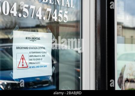 Surrey, Kanada - 25. März 2020: Schild vor der Tür des Zahnarztbüros, das die Schließung während der Pandemie von Coronavirus ankündigt Stockfoto