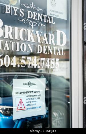 Surrey, Kanada - 25. März 2020: Schild vor der Tür des Zahnarztbüros, das die Schließung während der Pandemie von Coronavirus ankündigt Stockfoto