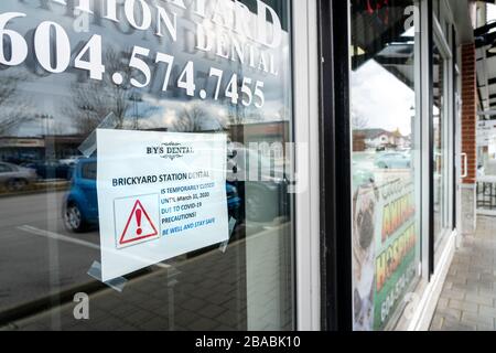 Surrey, Kanada - 25. März 2020: Schild vor der Tür des Zahnarztbüros, das die Schließung während der Pandemie von Coronavirus ankündigt Stockfoto