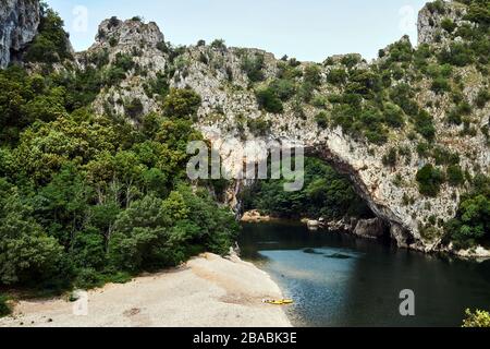 Felsbrücke in der Schlucht des Flusses Ardeche in Frankreich Stockfoto