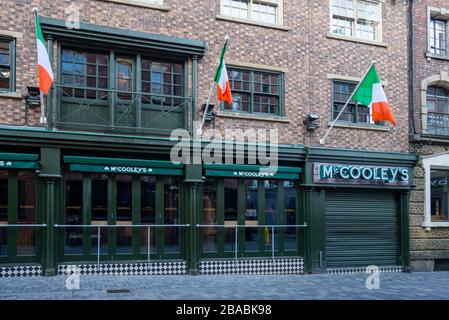 McCooley's Irish Pub abseits der Mathew Street leer an Touristen wegen des Coronavirus in Liverpool Stockfoto