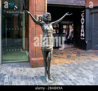 Cilla Black Statue des Bildhauers Andy Edwards in der Mathew Street, die wegen der Coronavirus-Gesundheitskrise in Liverpool von Touristen überlaufen war Stockfoto