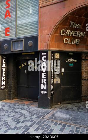 Der Cavern Club schloss und sperrte und die Mathew Street leer von Touristen wegen der Coronavirus-Pandemie in Liverpool Stockfoto