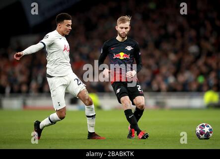 Tottenham Hotspur's DELE Alli (links) und RB Leipzig Konrad Laimer (rechts) in Aktion Stockfoto