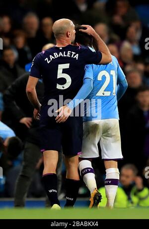 David Silva (rechts) von Manchester City wird durch eine Verletzung ersetzt, da Pablo Zabaleta von West Ham United (5) mit ihm spricht Stockfoto