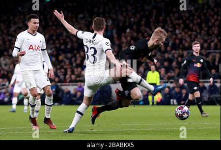 Ben Davies von Tottenham Hotspur fouls Konrad Laimer von RB Leipzig im Strafraum Stockfoto