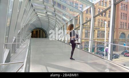 Yoga-Bewegung in der Innenstadt Überführung Stockfoto