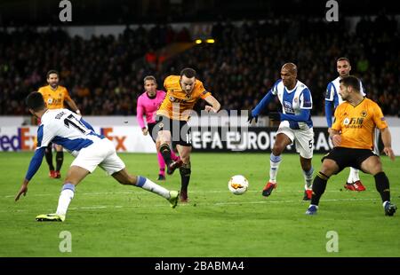 Der Diogo Jota (Cente) von Wolverhampton Wanderers erzielt im gam das vierte Tor seiner Seite und seinen Hattrick Stockfoto