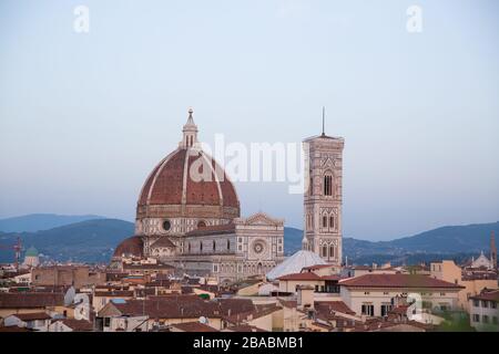 Blick auf den Dom auf der Dachterrasse, die Kathedrale von Florenz, die Kathedrale der Heiligen Maria von der Blume, Architektur der italienischen Renaissance Stockfoto