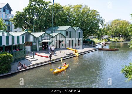 Kajaktouren für Familien auf dem Fluss Avon in Antigua Boat Sheds, Cambridge Terrace, Christchurch, Canterbury Region, Neuseeland Stockfoto