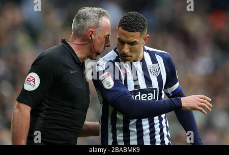 West Bromwich Albions Jake Livermore (rechts) spricht mit einem Matchbeamten Stockfoto