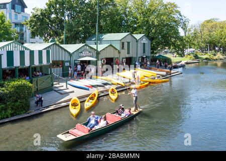 Punting on River Avon in Antigua Boat Sheds, Cambridge Terrace, Christchurch, Canterbury Region, Neuseeland Stockfoto