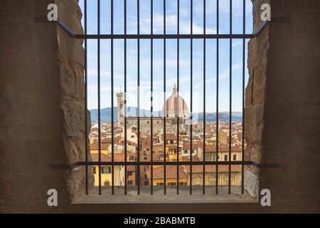 Der Dom von Florenz wurde in Stein gerahmt, die Kathedrale von Florenz, die Kathedrale der Heiligen Maria von der Blume, die Architektur der italienischen Renaissance Stockfoto