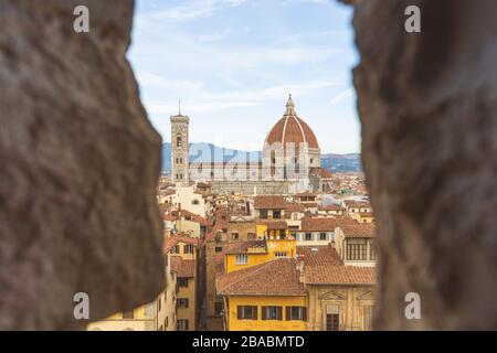 Der Dom von Florenz wurde in Stein gerahmt, die Kathedrale von Florenz, die Kathedrale der Heiligen Maria von der Blume, die Architektur der italienischen Renaissance Stockfoto