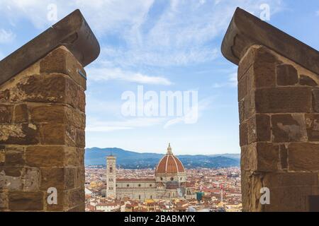 Der Dom von Florenz wurde in Stein gerahmt, die Kathedrale von Florenz, die Kathedrale der Heiligen Maria von der Blume, die Architektur der italienischen Renaissance Stockfoto