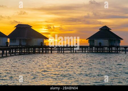 Sonnenuntergang auf der tropischen Insel, Wasservillen Resort Stockfoto