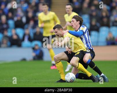 Adam Reach (rechts) von Sheffield Wednesday und Murray Wallace-Kampf von Millwall um den Ball Stockfoto