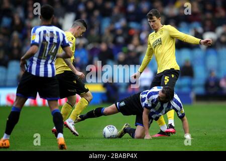 Sheffield Wednesdays Atdhe Nuhiu (links) und Millwalls Jake Cooper kämpfen um den Ball Stockfoto