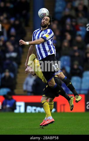 Sheffield Wednesdays Atdhe Nuhiu (links) und Millwalls Jake Cooper kämpfen um den Ball Stockfoto