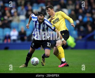 Sheffield Wednesdays Atdhe Nuhiu (links) und Millwalls Jake Cooper kämpfen um den Ball Stockfoto