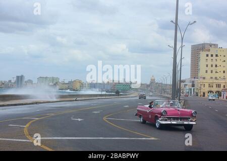 Fahrt auf der Malecón in Havanna, Kuba Stockfoto