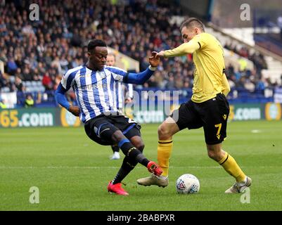 Die Kämpfe von Moses Odubajo (links) und Millwall von Sheffield Wednesday um den Ball Stockfoto